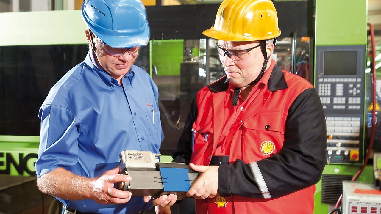workers talking on site