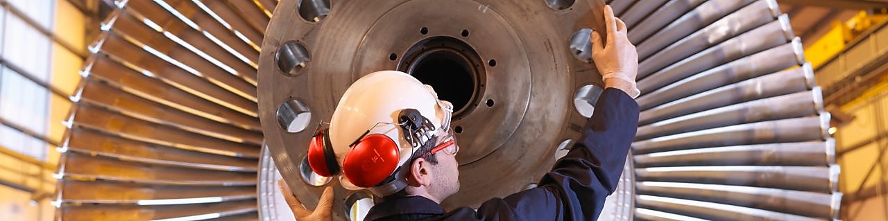 Discipline engineer moving a heavy machine hub