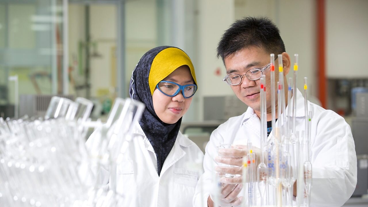 Two employees working in a production lab