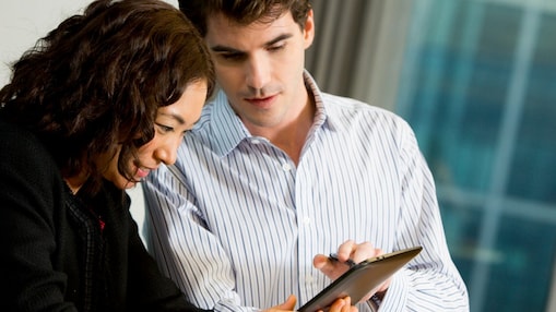 Two people discussing how to apply for a job at Shell